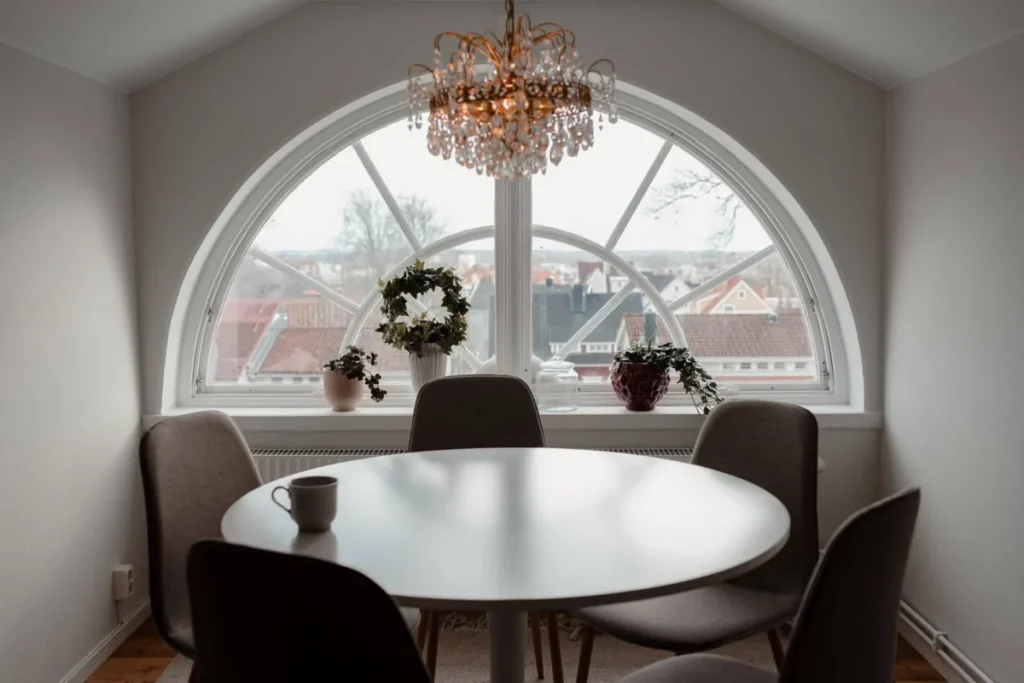 Mötesbord framför det välvda fönstret i kontorshuset på Ulriksbergspromenaden 12A